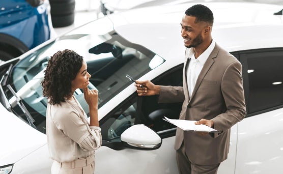 Vendedor de la concesionaria hablando con un cliente.